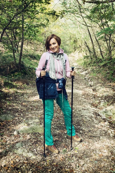 Joven turista femenina con bastones de senderismo en otoño al aire libre —  Fotos de Stock