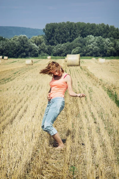 Young crazy woman imitates guitar play at the field — 图库照片