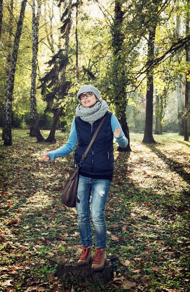 Young woman tourist in the autumn nature — Stock Photo, Image