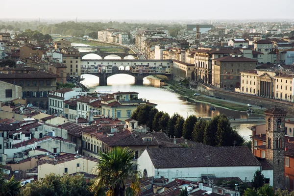 Pohled na město Florencie s úžasnou mostem Ponte Vecchio — Stock fotografie