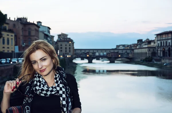 Schöne junge Touristin posiert vor erstaunlicher Brücke — Stockfoto