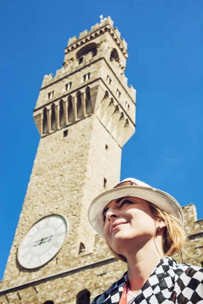 Hübsche Frau mit Hut posiert unter dem Palazzo Vecchio im c — Stockfoto