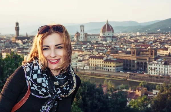 Schöne Frau mit Blick auf die Stadt florence von piazzale mic — Stockfoto