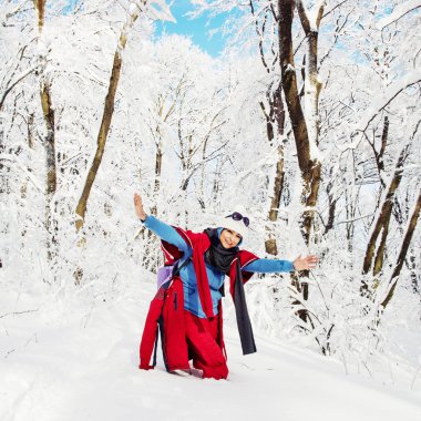 Karlı manzarada poz genç Kafkas kadın