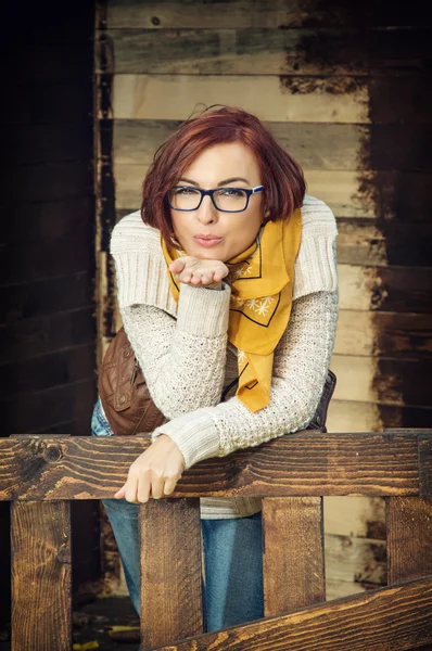 Fröhliche Herbstfrau schickt Kuss — Stockfoto