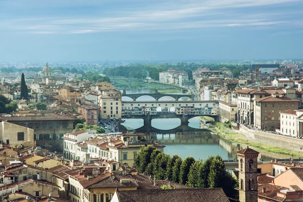 Vista da bela cidade Florença com ponte Ponte Vecchio — Fotografia de Stock