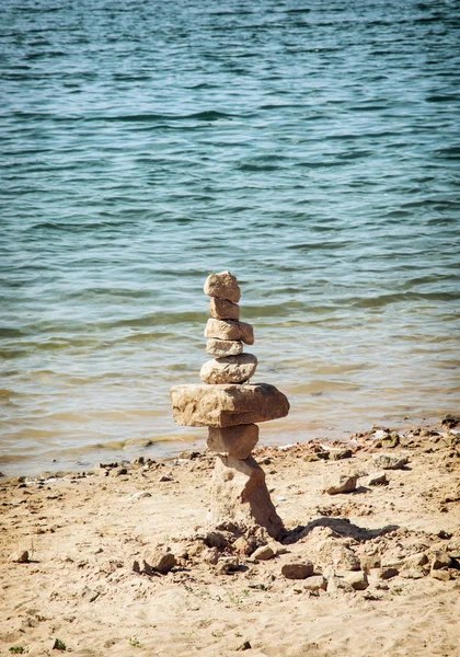 Tower of stone on the lakeside — Stock Photo, Image