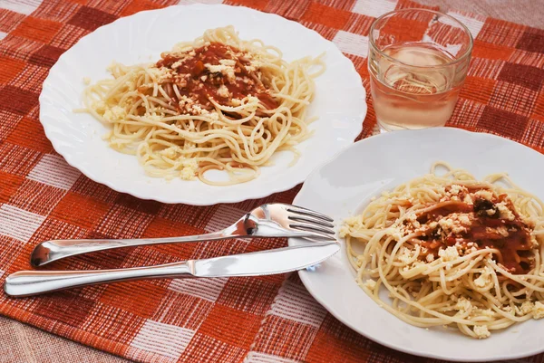 Spaghetti gustosi con salsa e vino bianco — Foto Stock