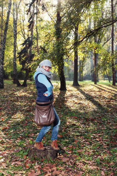 Young caucasian woman posing in the autumn city park — Stock Photo, Image