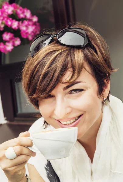 Young caucasian woman drinking coffee — Stock Photo, Image