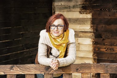 Neşeli esmer sonbahar havası gidiyor