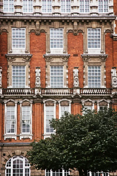 Fachada do edifício de tijolos vermelhos em Londres — Fotografia de Stock