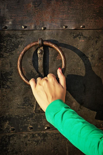 Vintage puerta golpeador con la mano — Foto de Stock