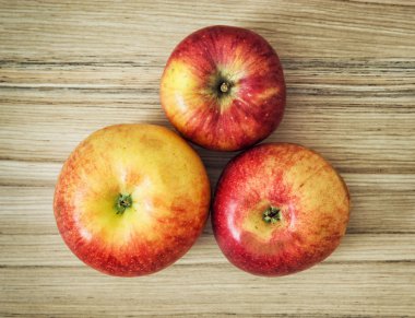 Üç elma
