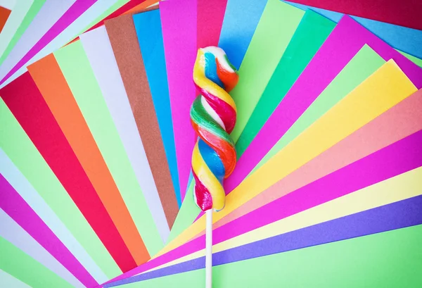 Renkli belgeleri ile renkli bükülmüş tatlı lolipop — Stok fotoğraf