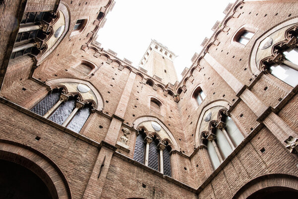 Взгляд со двора Palazzo Pubblico в Сиене
