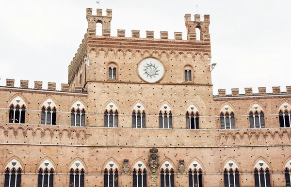 Detail Palazzo Pubblico (radnice) je palác v Sieně, T — Stock fotografie