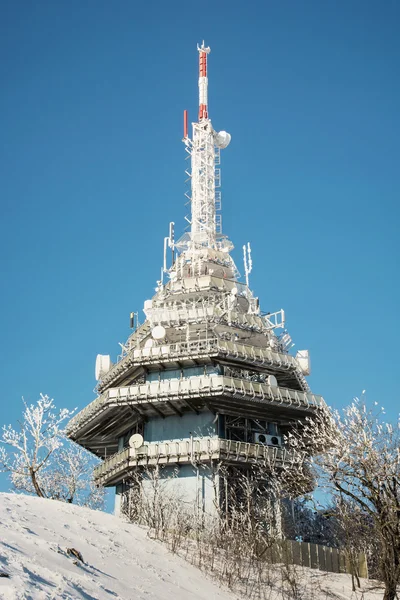 Телекомунікаційна вежа на Zobor пагорбі біля міста Нітра в win — стокове фото