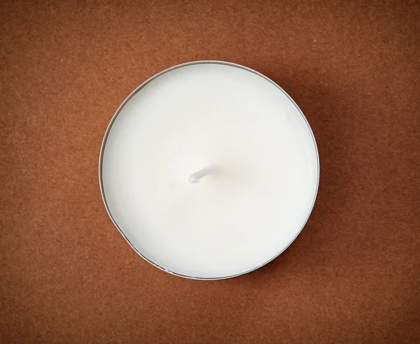Kulatá svíčka na hnědé pozadí — Stock fotografie