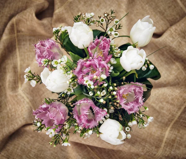 Buquê de belas tulipas brancas e roxas, símbolo de férias — Fotografia de Stock