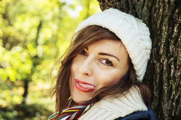 Молодая сумасшедшая брюнетка позирует в осеннем парке, женская мода — стоковое фото
