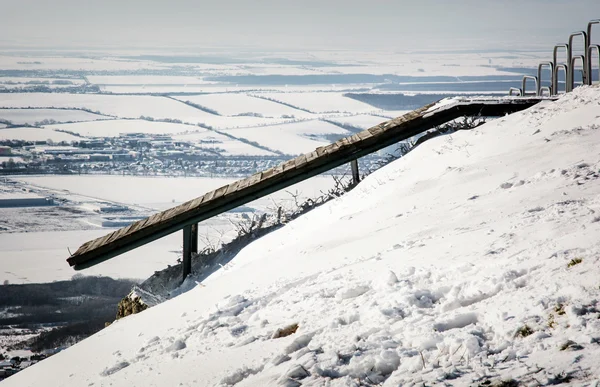 Holz-Sprungbrett für Gleitschirmflieger in verschneiter Landschaft — Stockfoto