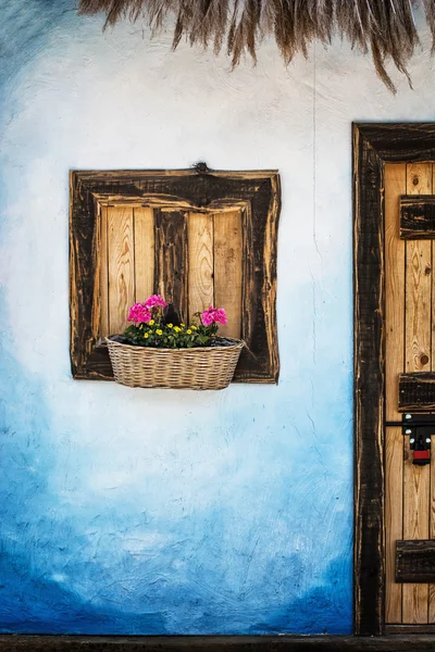 Drewniane okna z kwiatów, niebieskie ściany i drzwi z kłódką, ret — Zdjęcie stockowe