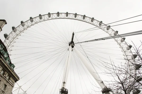 London Eye è una ruota panoramica gigante della città di Londra, in Gran Bretagna — Foto Stock