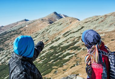 Genç insanlar düşük Tatras Hill'deki Chopok, gösterilen gezi,