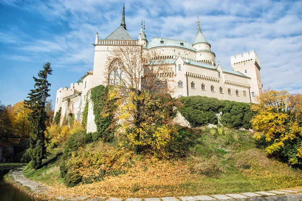 Bojnice slott i Slovakien, kulturarv, säsongsbetonade scen — Stockfoto