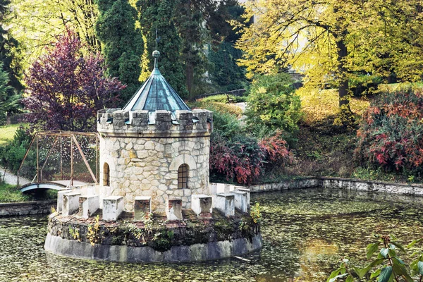 Věž v Bojnice, podzimní park, jezero a barevné stromy — Stock fotografie