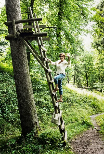 Νεαρή γυναίκα Καυκάσιος ποζάρουν για την ξύλινη σκάλα, φυσικό τοπίο — Φωτογραφία Αρχείου