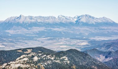 Düşük Tatras, travellin yüksek Tatras dağlardan görünümünü