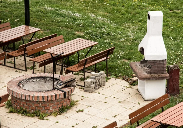 Giardino ristorante con la griglia in pietra — Foto Stock