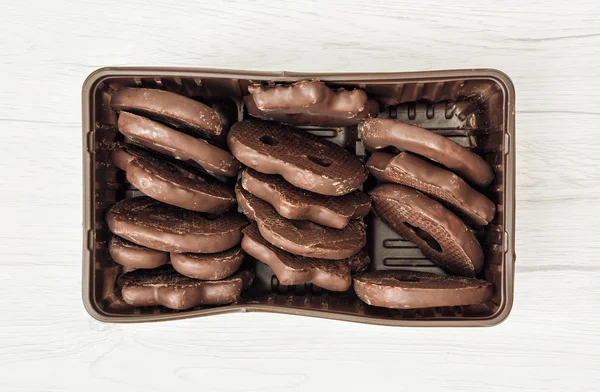 Biscoitos de chocolate saborosos na caixa — Fotografia de Stock