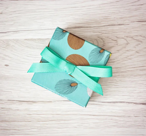 Painted gift box with ribbon, holiday symbol — Stock Photo, Image