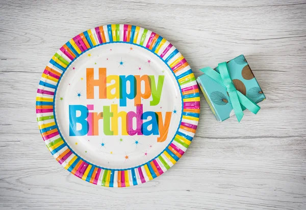 Doğum günü partisi ile boyalı hediye kutusu o için tasarlanmış kağıt tabak — Stok fotoğraf