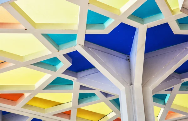 Futuristische kleurrijke geometrische plafond — Stockfoto