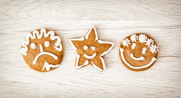 三つのおいしいジンジャーブレッド スマイリー顔クリスマスのシンボル — ストック写真