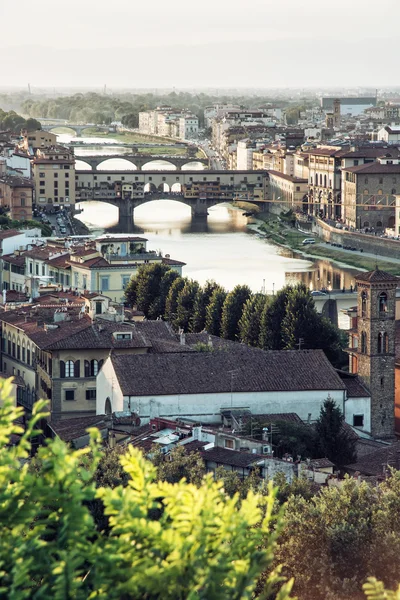 Florença cidade com ponte incrível Ponte Vecchio, cidades europeias — Fotografia de Stock