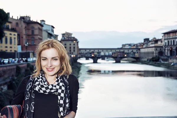 Молодая женщина позирует перед удивительным мостом Ponte Vecchio, Flo — стоковое фото