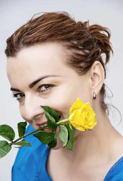 Jovem mulher alegre com a rosa amarela nos dentes, férias th — Fotografia de Stock