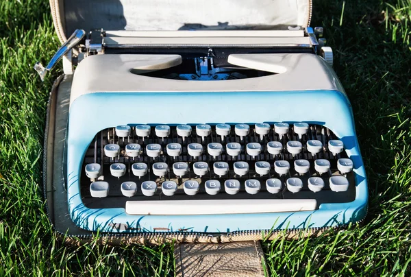 Velha máquina de escrever retro na grama — Fotografia de Stock