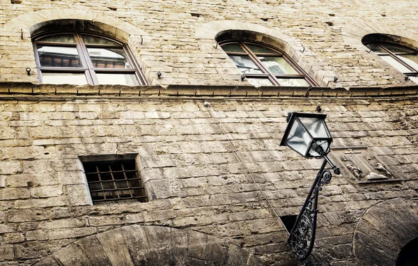 Altes Steinhaus mit Straßenlaterne im Zentrum von Florenz, — Stockfoto