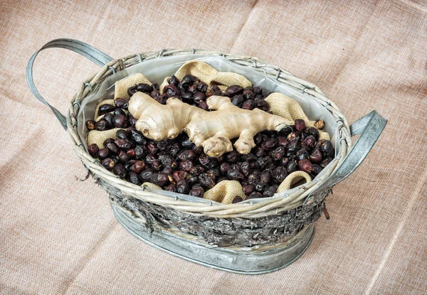 ローズヒップと錫かごに配置された生姜を乾燥 — ストック写真