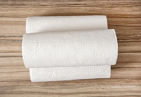 Wc-papier op de houten achtergrond, hygiëne thema — Stockfoto