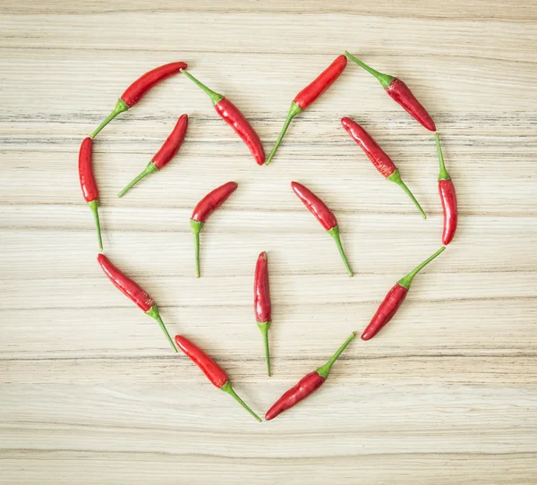 Peperoncini a forma di cuore, simbolo degli innamorati — Foto Stock