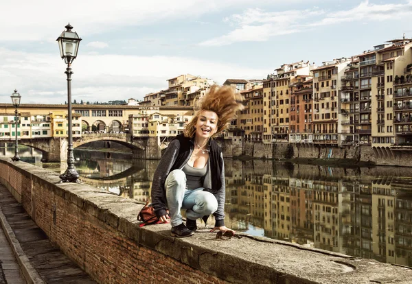 Verrückte Frau wirft ihre Haare an die Wand vor dem Ponte v — Stockfoto