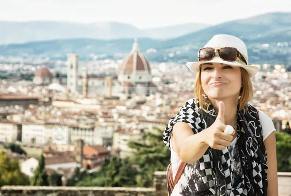 Junge Frau mit erhobenem Daumen und die Stadt Florenz liegt hinter ihr, ich — Stockfoto