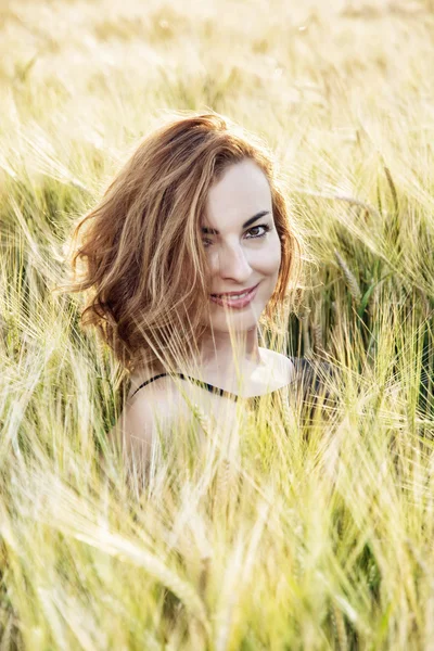 Giovane donna sorridente in posa nel campo di grano, bellezza e natura — Foto Stock